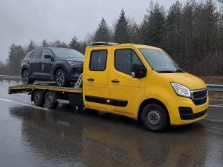 SUV na lawecie w deszczu – wymiana koła Ełk