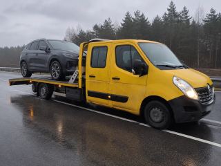 Auto elektryczne wciągnięte na platformę lawety – Ełk