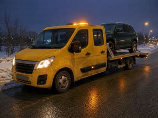 Nocna pomoc drogowa po wypadku – uszkodzony SUV na lawecie – Ełk